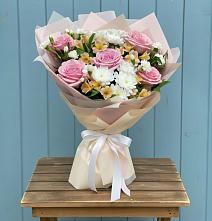 Букет цветов из:  Гвоздики, Орхидеи и Розы в Выдрино