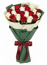 Букет Микс из красных и белых роз в Выдрино
