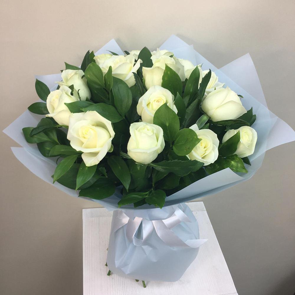 Букет 15 Белых роз Проуд в Выдрино