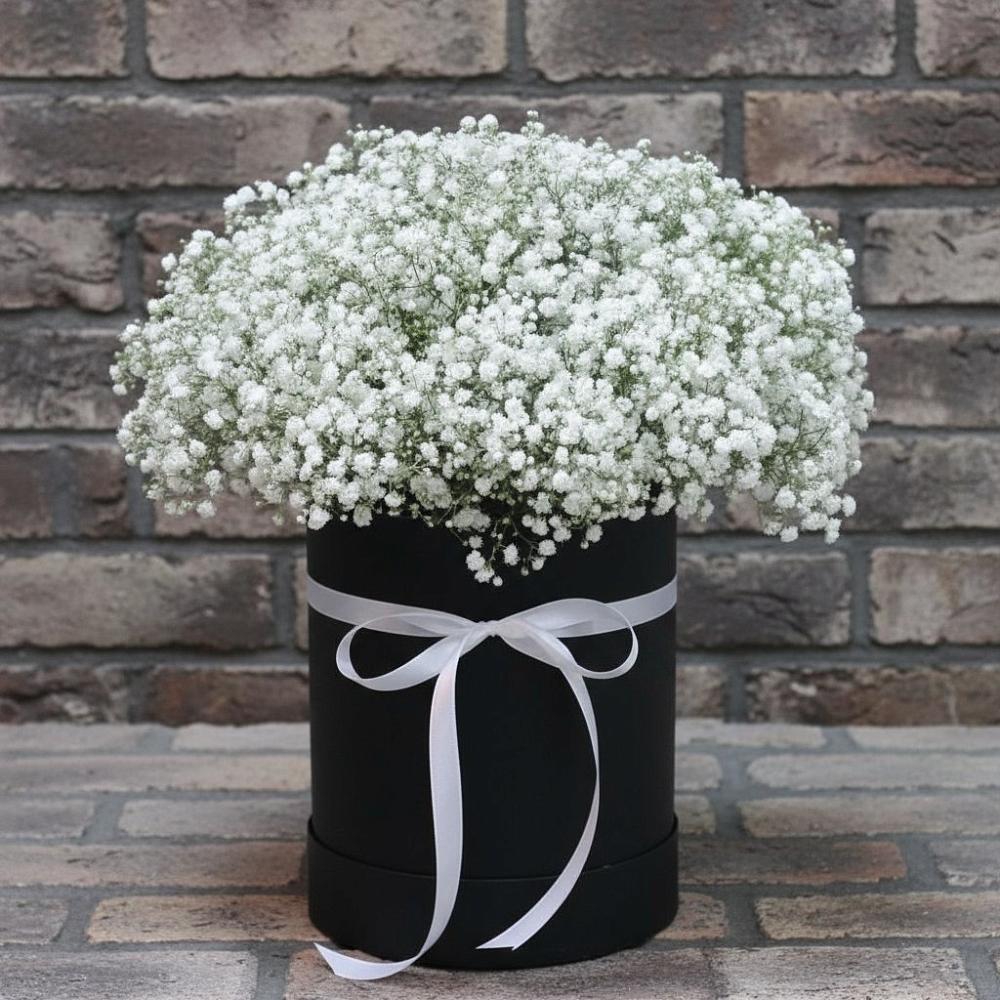 Цветочная композиция из Гипсофила в шляпной коробке в Выдрино