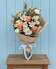 Букет цветов из:  Альстромерии, Лизиантусы, Розы и Хризантемы в Выдрино