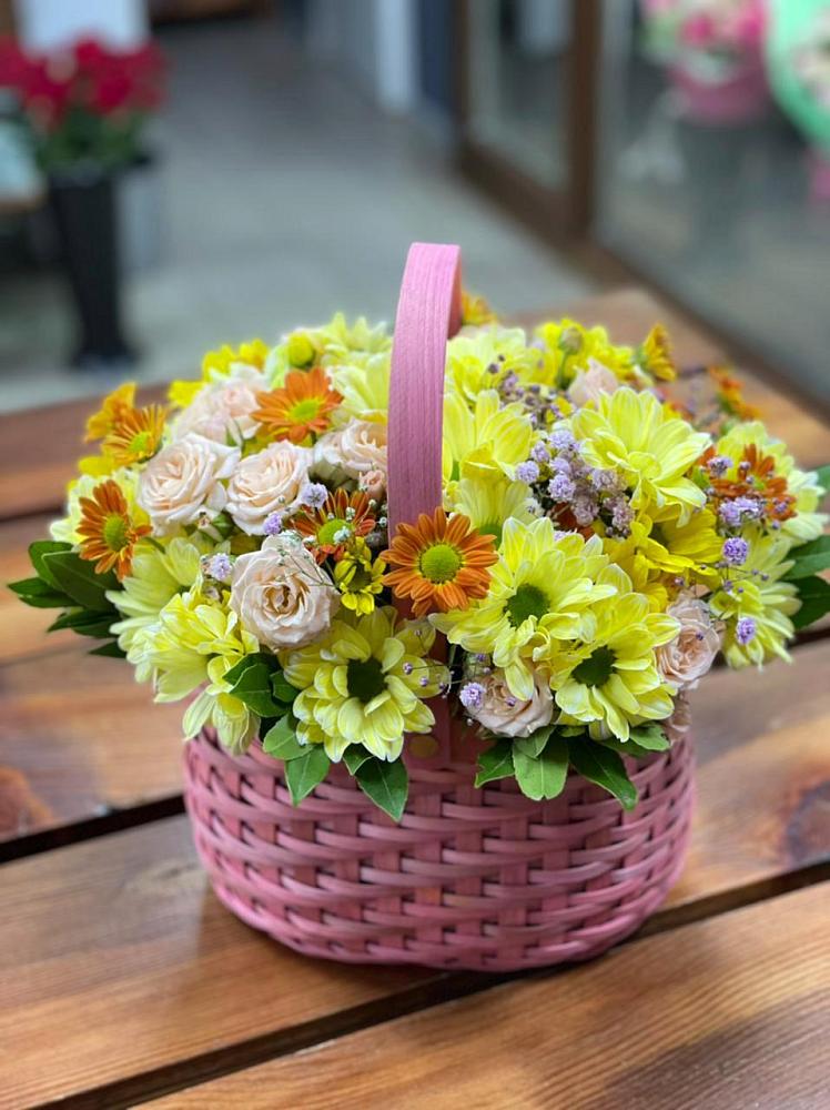 Цветочная композиция из Хризантемы и Розы в корзине в Выдрино