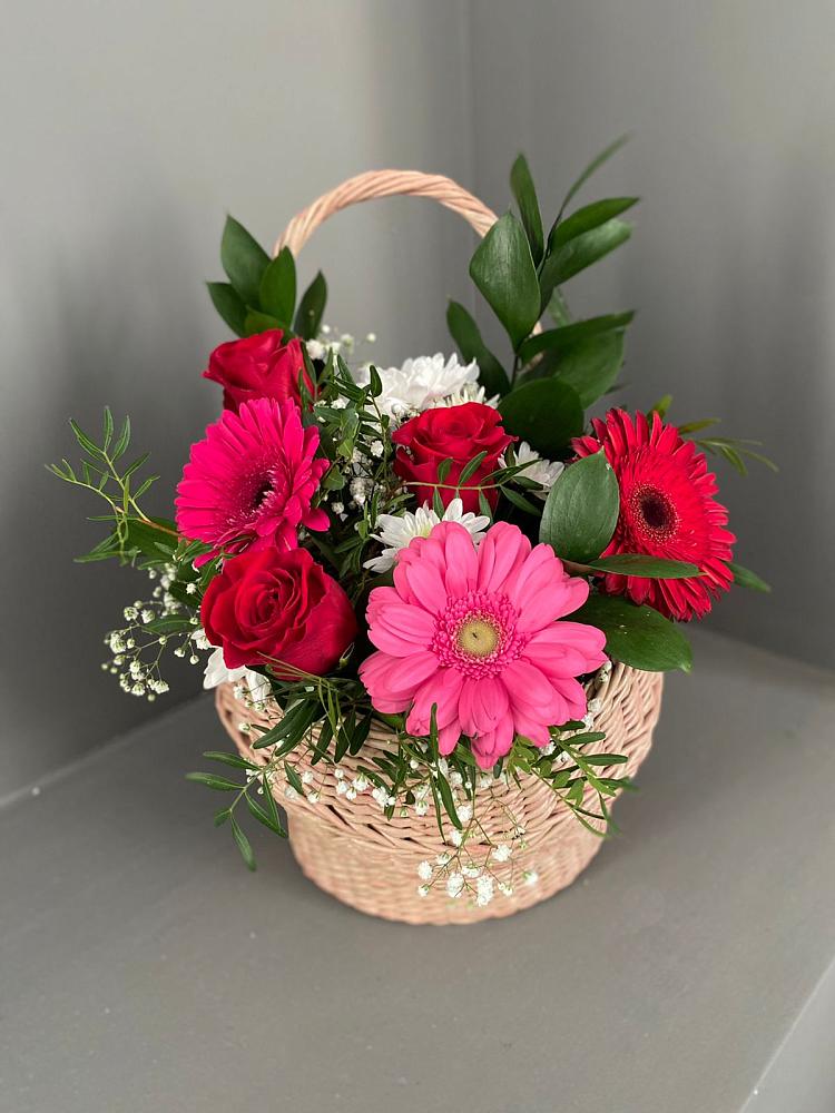Цветочная композиция из Розы, Хризантемы и Герберы в корзине в Выдрино