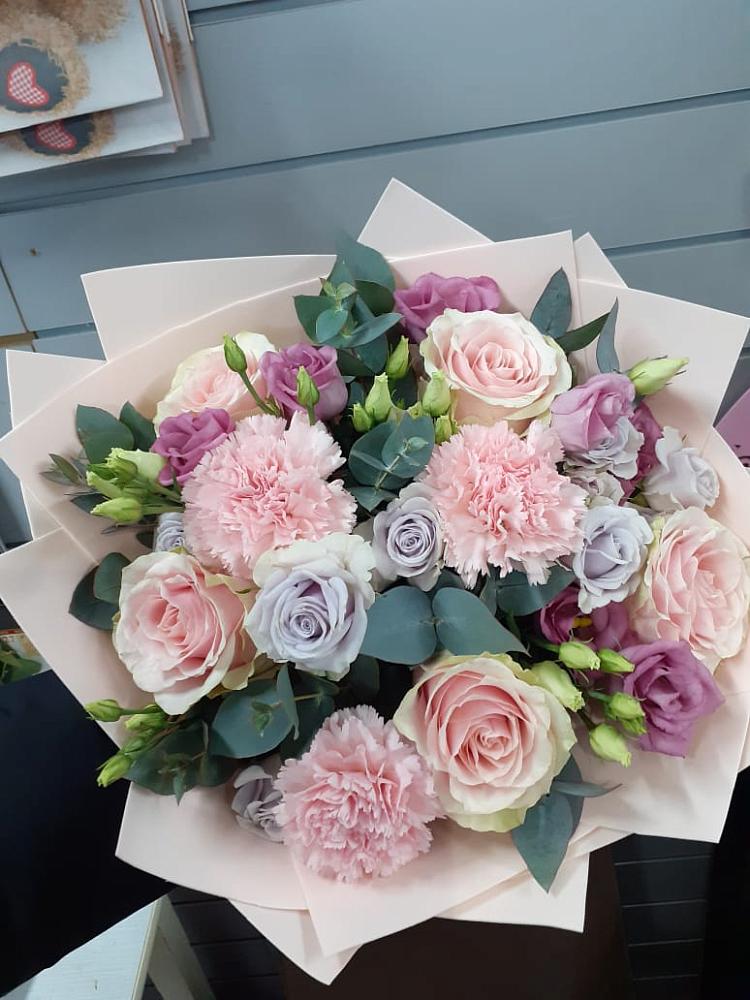 Букет цветов из: Розы, Гвоздики и Лизиантусы в Выдрино